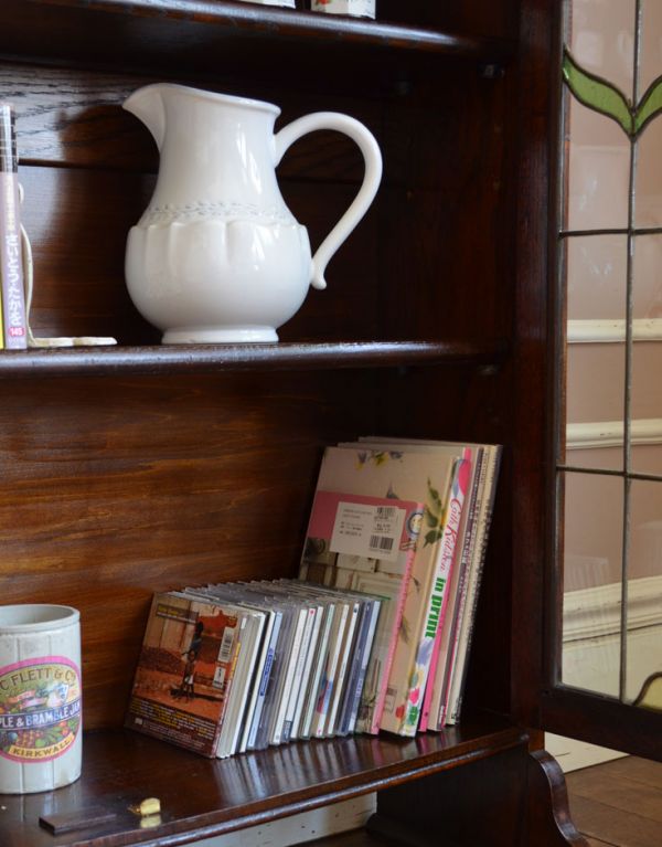 アンティークのキャビネット アンティーク家具 美しいステンドグラスの扉、英国アンティーク家具のブックケース(本棚)。雑誌やファイルも型崩れすることなく、立ててキレイに収納できます。(q-505-f)