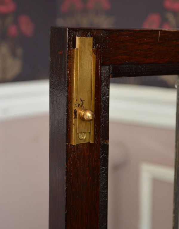 アンティークのキャビネット アンティーク家具 美しいステンドグラスの扉、英国アンティーク家具のブックケース(本棚)。扉内には、ドアストッパーが上下2ヶ所に付いています。(q-505-f)