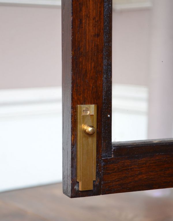 アンティークのキャビネット アンティーク家具 美しいステンドグラスの扉、英国アンティーク家具のブックケース(本棚)。下のストッパーです。(q-505-f)