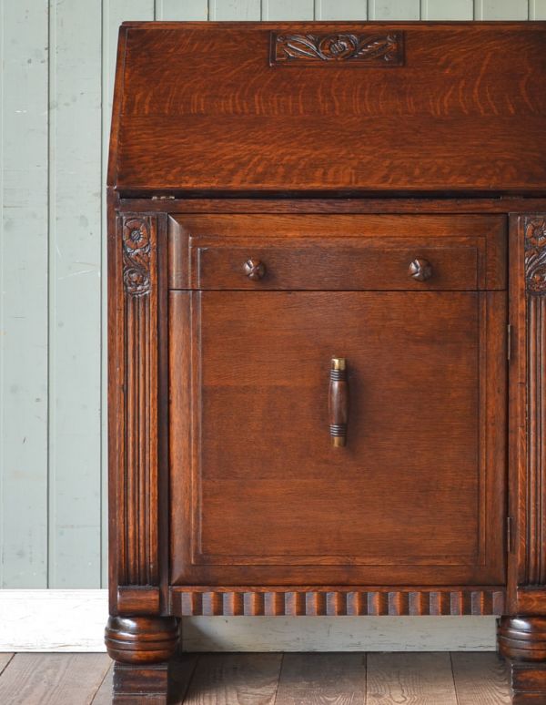 サイドバイサイド アンティーク家具 アンティークの英国家具、どっしりとしたライティングビューロー。外国製のビューローは装飾があちこちにあるので、絵になるアイテム。(q-500-f)