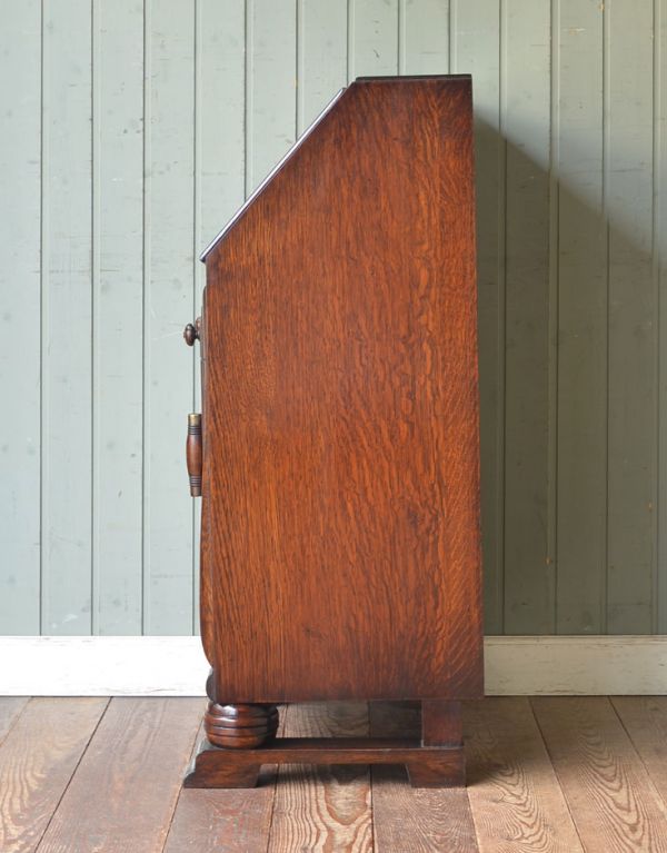 サイドバイサイド アンティーク家具 アンティークの英国家具、どっしりとしたライティングビューロー。横から見てもピカピカです。(q-500-f)