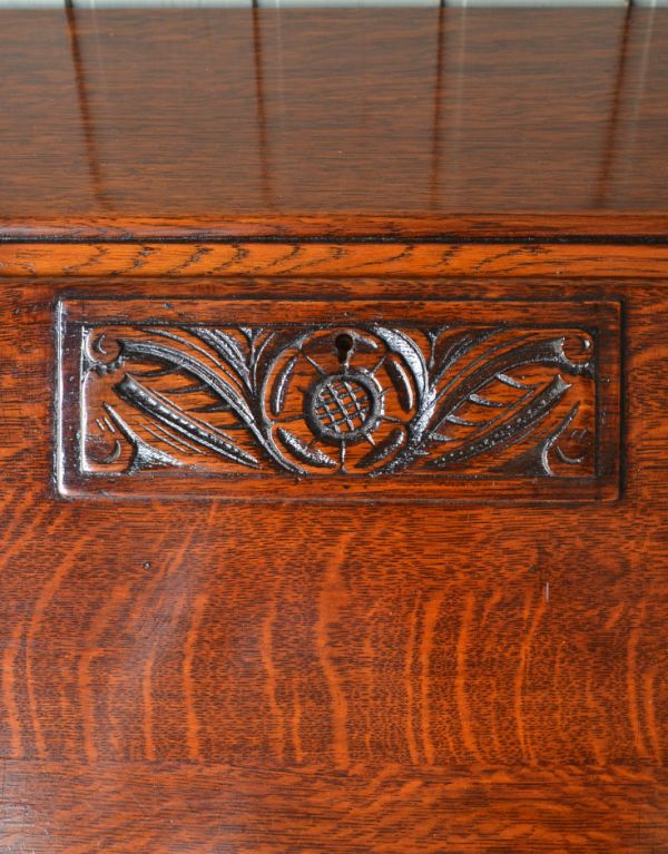 サイドバイサイド アンティーク家具 アンティークの英国家具、どっしりとしたライティングビューロー。扉にはお花の上品な彫。(q-500-f)