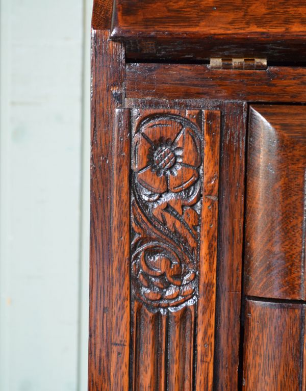 サイドバイサイド アンティーク家具 アンティークの英国家具、どっしりとしたライティングビューロー。色がシックなので、可愛すぎない大人な雰囲気に仕上がっています。(q-500-f)