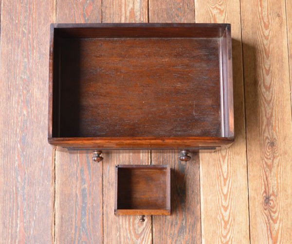 サイドバイサイド アンティーク家具 アンティークの英国家具、どっしりとしたライティングビューロー。引き出しは1杯付いています。(q-500-f)