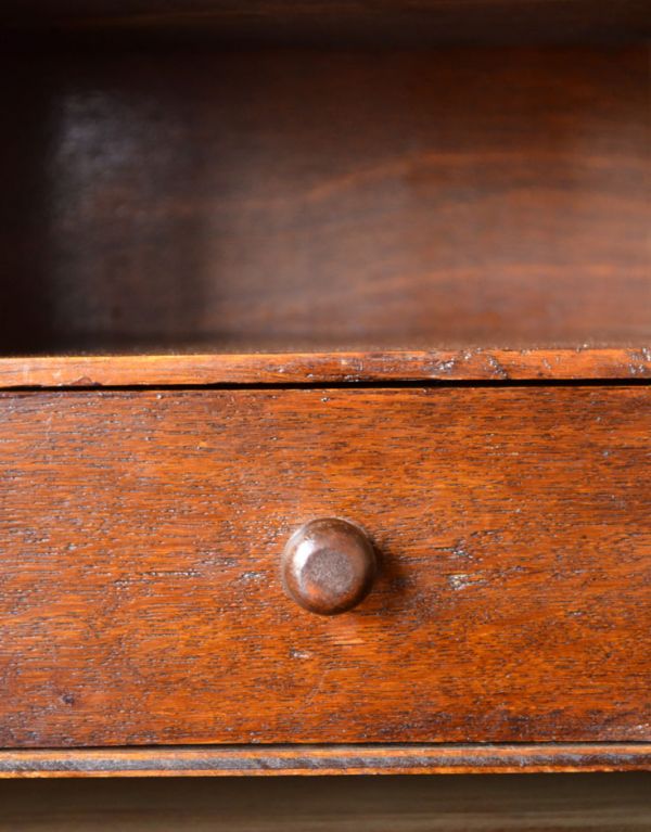 サイドバイサイド アンティーク家具 アンティークの英国家具、どっしりとしたライティングビューロー。ビューロー内にある小引き出しの取っ手です。(q-500-f)