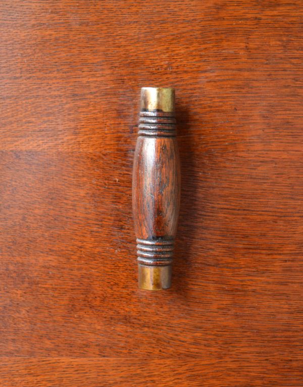 サイドバイサイド アンティーク家具 アンティークの英国家具、どっしりとしたライティングビューロー。下の扉は、木製のシンプルな取っ手です。(q-500-f)