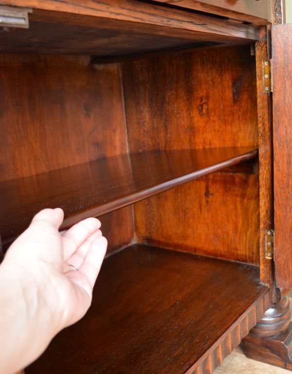 サイドバイサイド アンティーク家具 アンティークの英国家具、どっしりとしたライティングビューロー。棚板は可動です。(q-500-f)