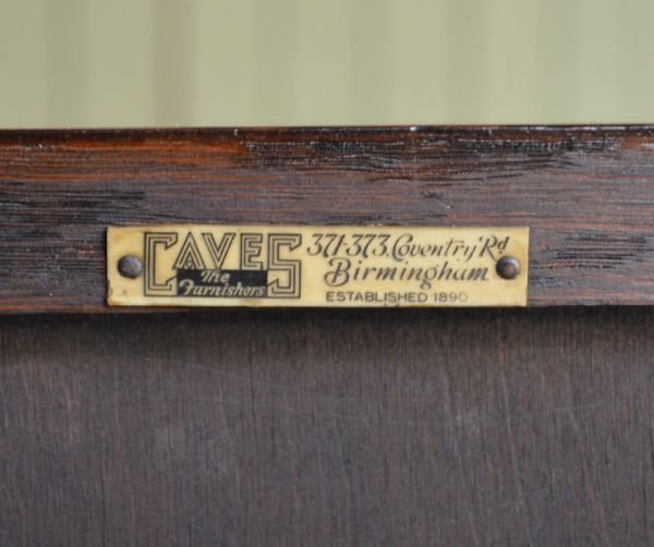 サイドバイサイド アンティーク家具 アンティークの英国家具、どっしりとしたライティングビューロー。メーカーのタグが残っていました。(q-500-f)