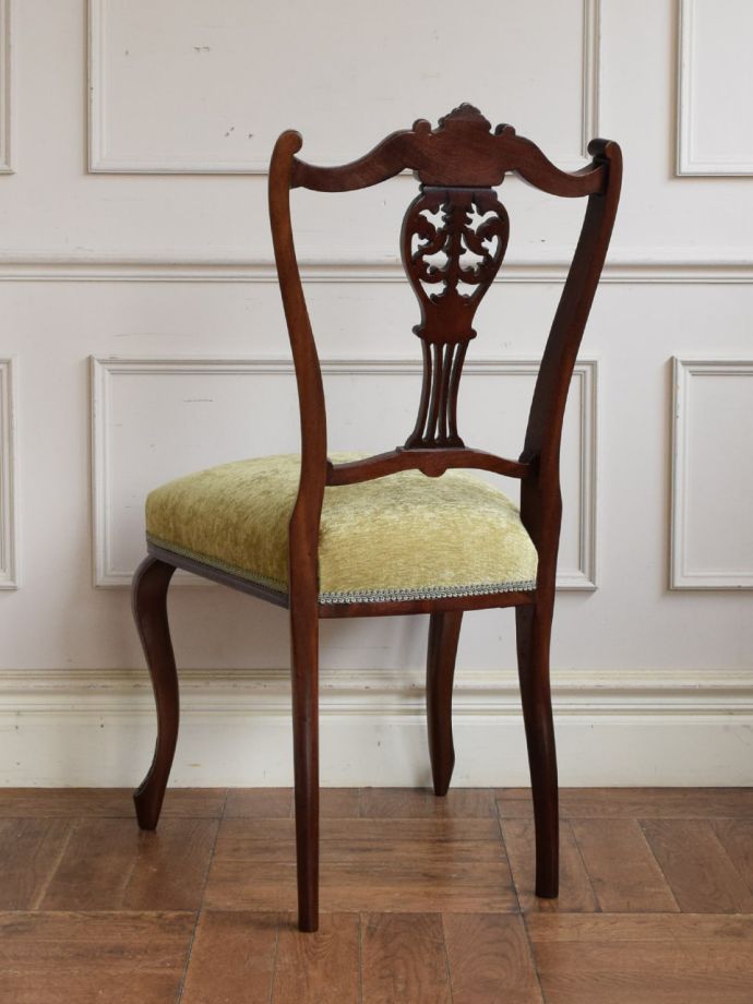 アンティークのサロンチェアの後ろ姿