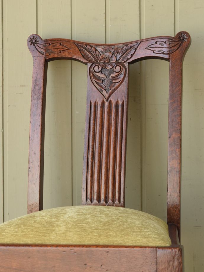 アンティークらしい美しい椅子