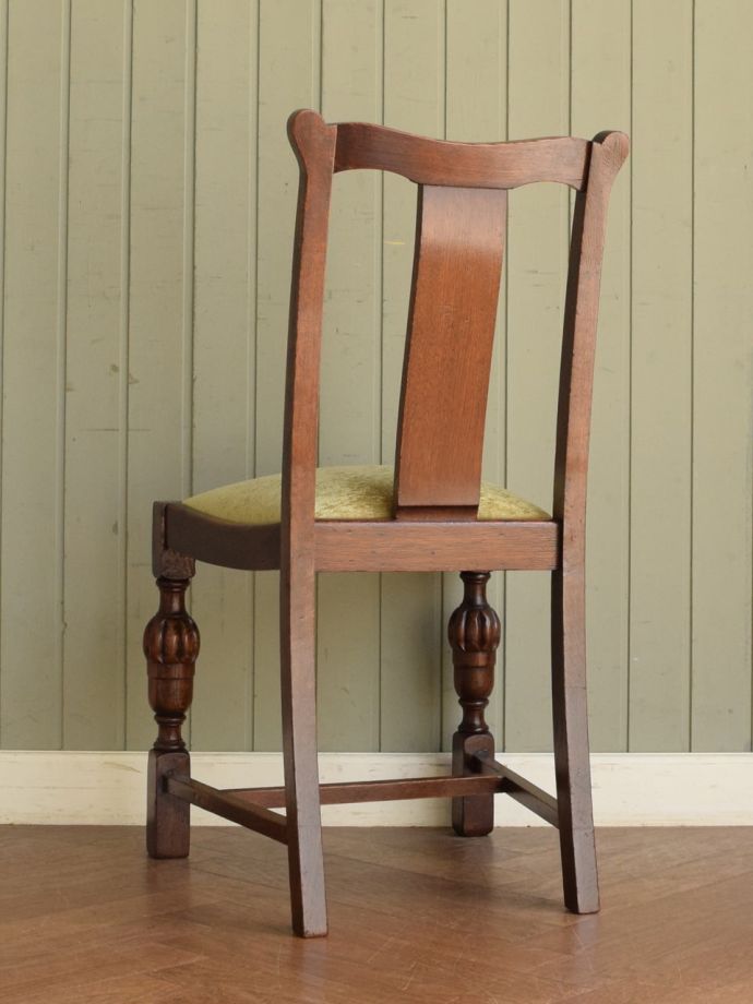 アンティークチェアの後ろ姿