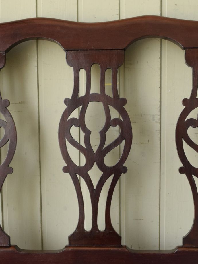 英国アンティーク家具らしい装飾