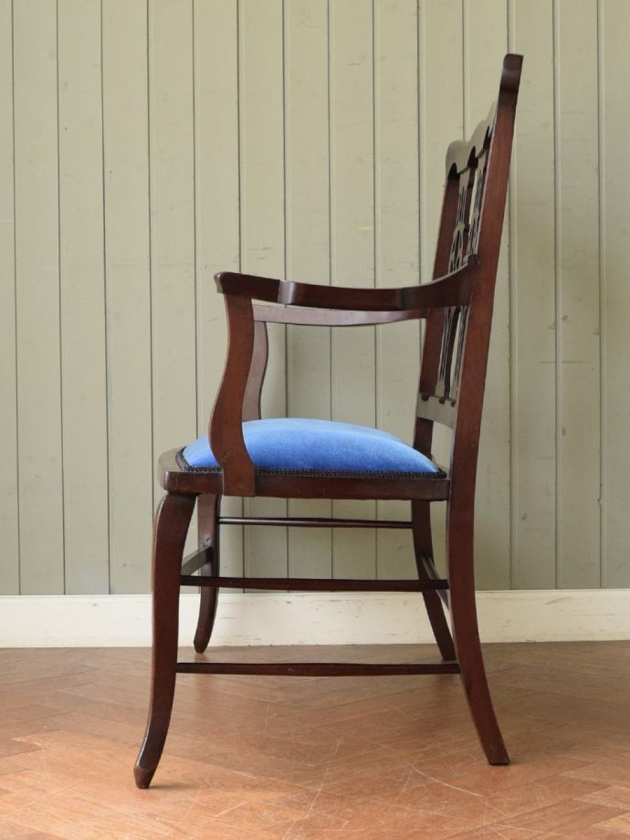 アンティークのソファの側面