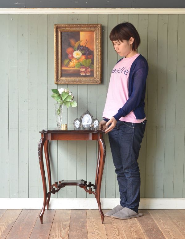 ロイドテーブル アンティーク家具 アンティークの高級感のある英国家具、オケージョナルテーブル。そっと壁に付けて置くだけで、オシャレな雰囲気に。(q-504-f)