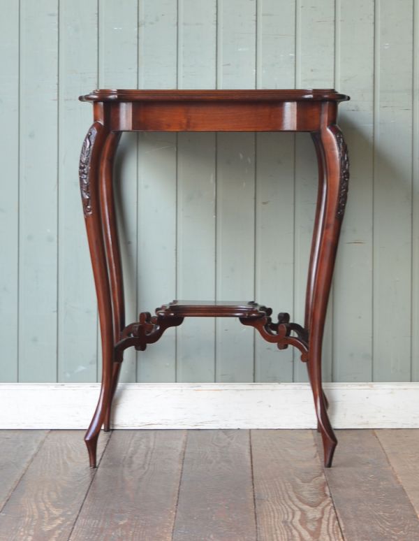 ロイドテーブル アンティーク家具 アンティークの高級感のある英国家具、オケージョナルテーブル。細くて繊細なラインが美しい脚。(q-504-f)