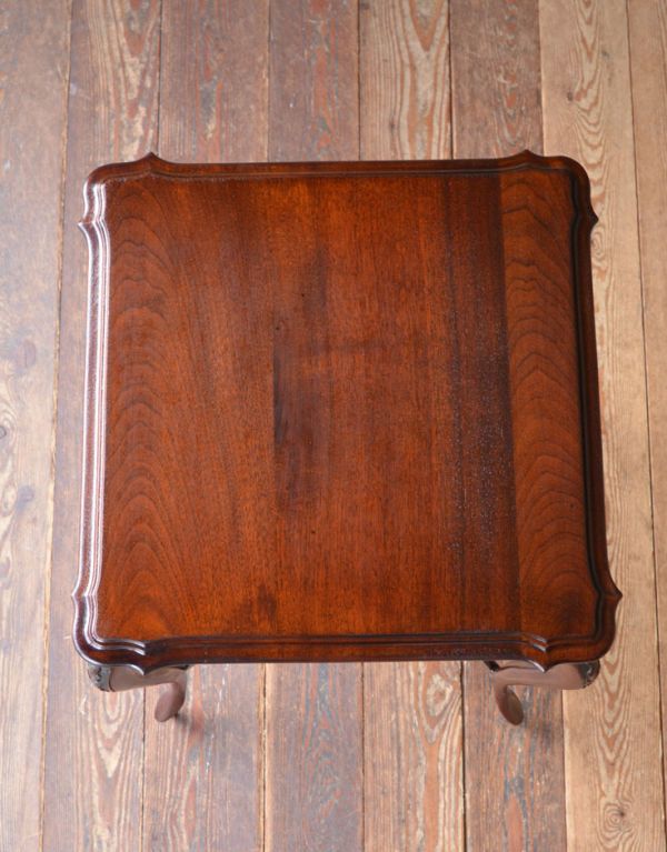 ロイドテーブル アンティーク家具 アンティークの高級感のある英国家具、オケージョナルテーブル。流れるような木目が美しいです。(q-504-f)