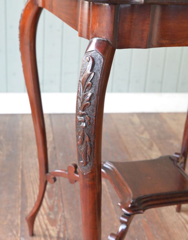ロイドテーブル アンティーク家具 アンティークの高級感のある英国家具、オケージョナルテーブル。とても美しい彫です。(q-504-f)