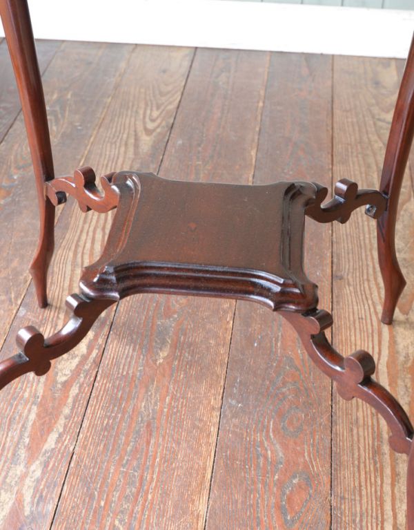 ロイドテーブル アンティーク家具 アンティークの高級感のある英国家具、オケージョナルテーブル。下にはちょっとした物置があります。(q-504-f)