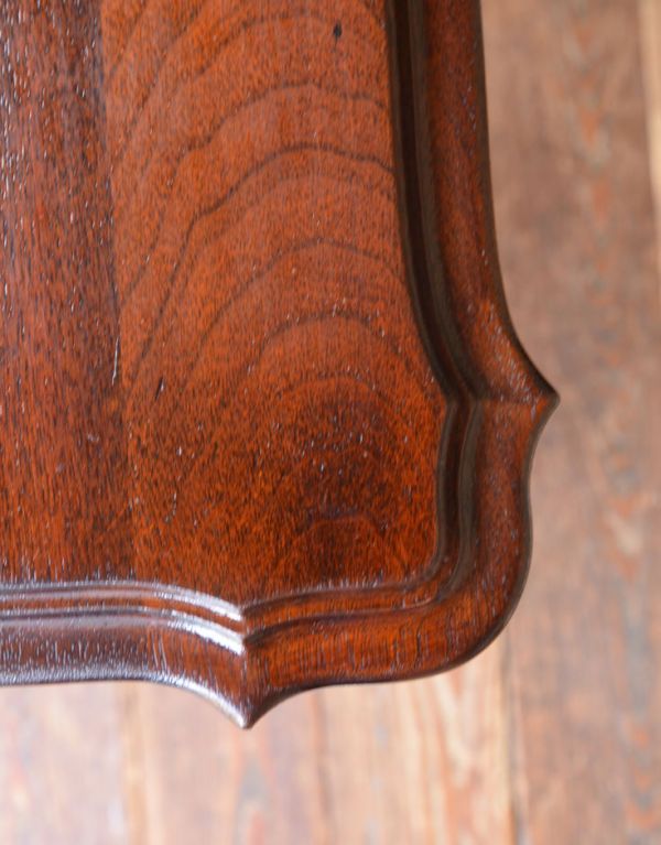 ロイドテーブル アンティーク家具 アンティークの高級感のある英国家具、オケージョナルテーブル。ゆらゆらカットされた縁もキレイです。(q-504-f)