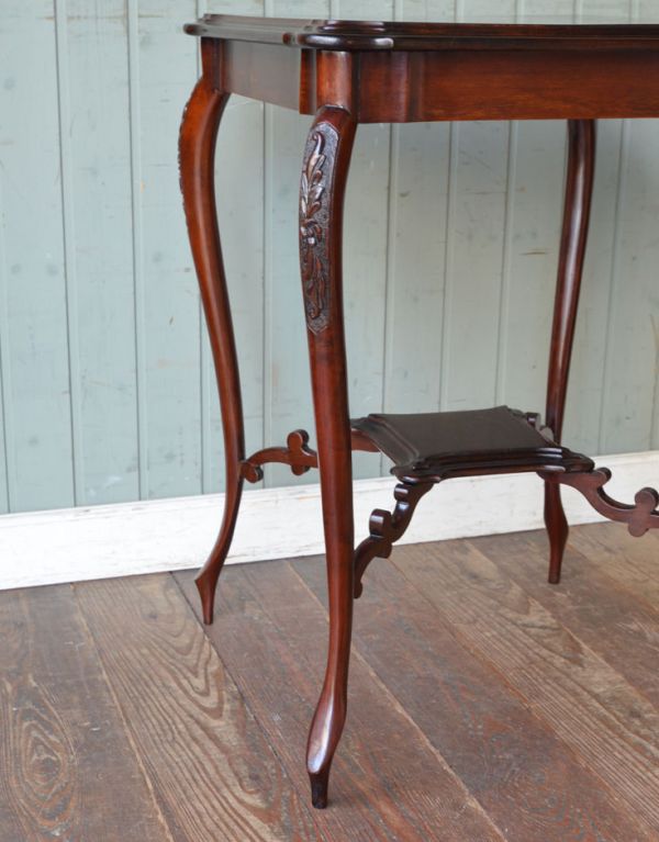 ロイドテーブル アンティーク家具 アンティークの高級感のある英国家具、オケージョナルテーブル。細い脚先が繊細でステキ。(q-504-f)
