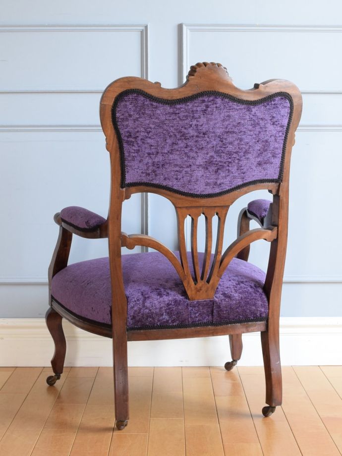 アンティークのパーソナルチェアの後ろ姿