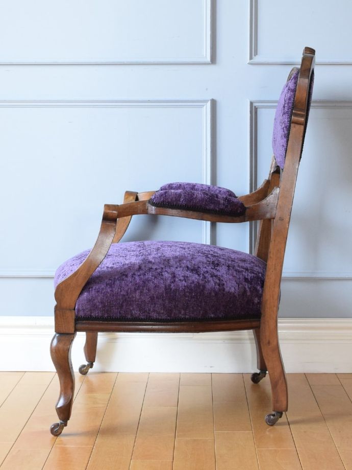 アンティークの椅子の側面