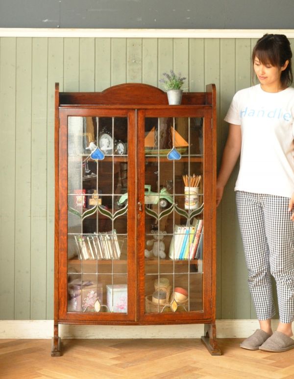 アンティークのキャビネット アンティーク家具 美しいステンドグラスの扉、英国アンティーク家具のブックケース(本棚)。本棚としてはもちろん、グラスや食器を並べて飾り棚としても素敵ですよ。(q-505-f)