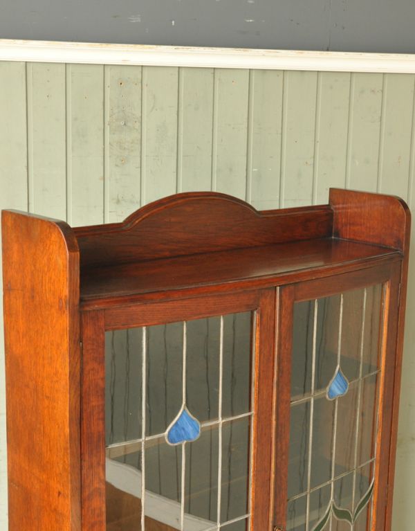 アンティークのキャビネット アンティーク家具 美しいステンドグラスの扉、英国アンティーク家具のブックケース(本棚)。天板もキレイにお直ししました。(q-505-f)