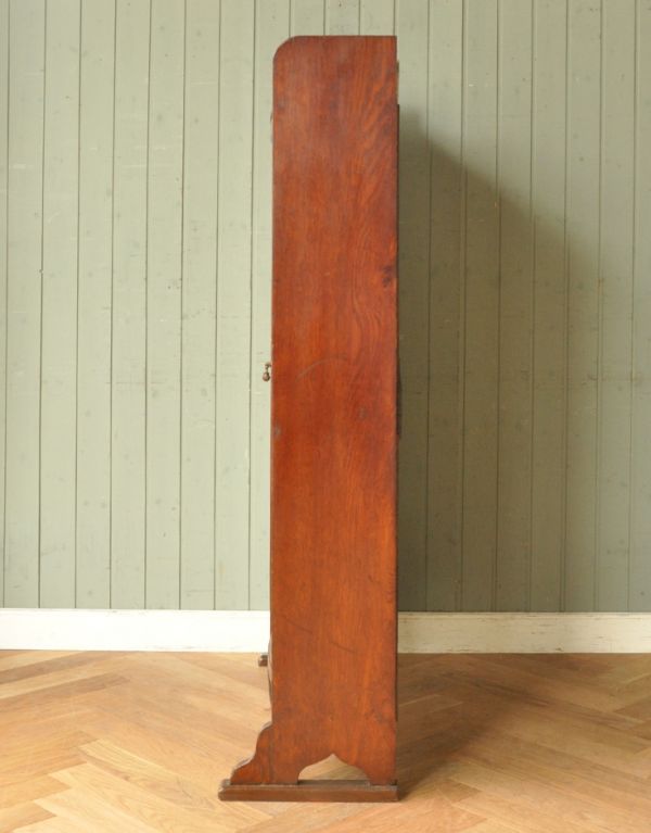 アンティークのキャビネット アンティーク家具 美しいステンドグラスの扉、英国アンティーク家具のブックケース(本棚)。横から見てもピカピカです。(q-505-f)