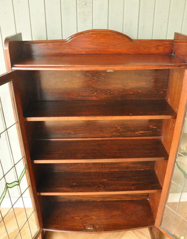 アンティークのキャビネット アンティーク家具 美しいステンドグラスの扉、英国アンティーク家具のブックケース(本棚)。内側も茶色なので落ち着きがあってかっこいいです。(q-505-f)