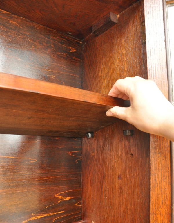 アンティークのキャビネット アンティーク家具 美しいステンドグラスの扉、英国アンティーク家具のブックケース(本棚)。ガラス戸内の棚板は、取り外すことも可能です。(q-505-f)