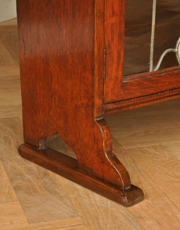 アンティークのキャビネット アンティーク家具 美しいステンドグラスの扉、英国アンティーク家具のブックケース(本棚)。美しいカッティングの脚がしっかり支えます。(q-505-f)