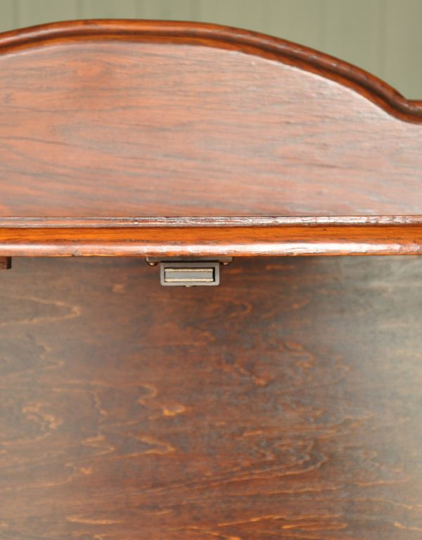 アンティークのキャビネット アンティーク家具 美しいステンドグラスの扉、英国アンティーク家具のブックケース(本棚)。マグネットが付いているので開け閉めはスムーズです。(q-505-f)