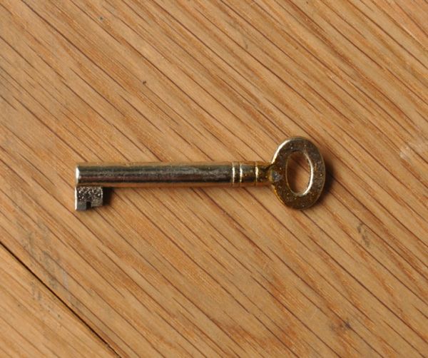 アンティークのキャビネット アンティーク家具 美しいステンドグラスの扉、英国アンティーク家具のブックケース(本棚)。アンティークの鍵が1つ付いています。(q-505-f)