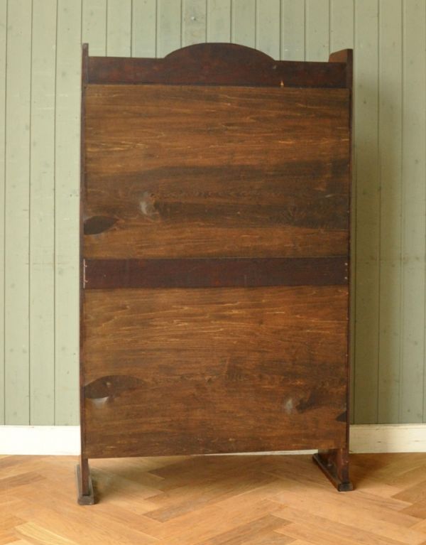 アンティークのキャビネット アンティーク家具 美しいステンドグラスの扉、英国アンティーク家具のブックケース(本棚)。キチンとメンテナンスしてあるので、裏側もキレイです。(q-505-f)