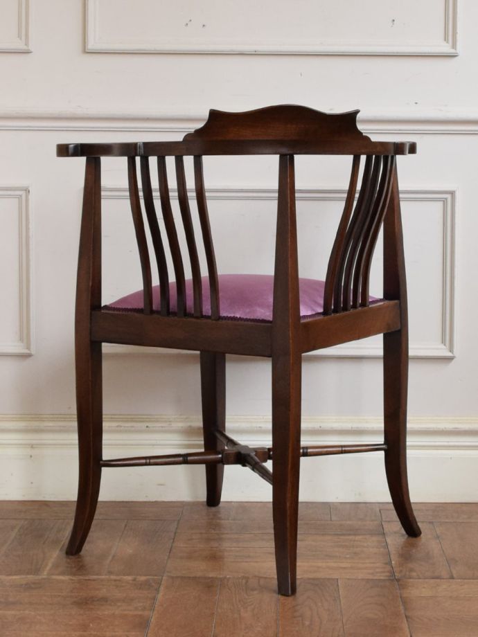 アンティークのコーナーチェアの後ろ姿