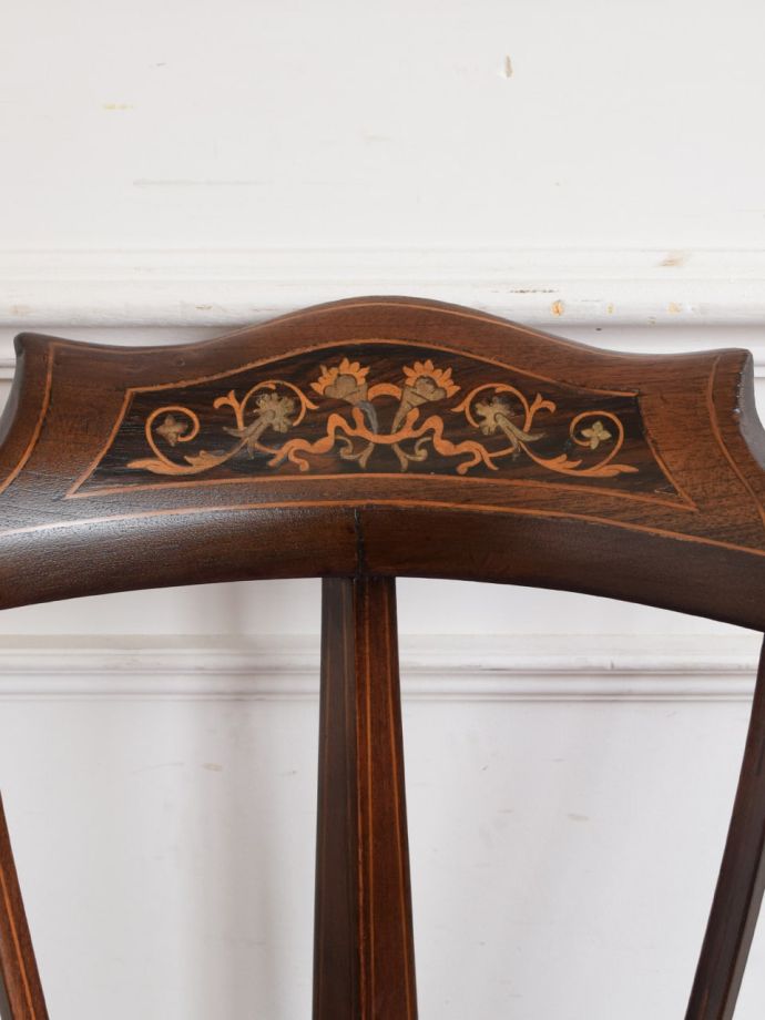 英国アンティーク家具らしい装飾