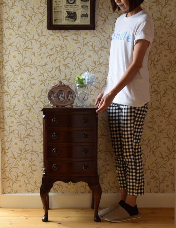 アンティークのチェスト　アンティーク家具　英国の気品が溢れるアンティーク家具、マホガニー材の小さなチェスト。高級感があって女性らしい優しいシルエット。(q-507-f)