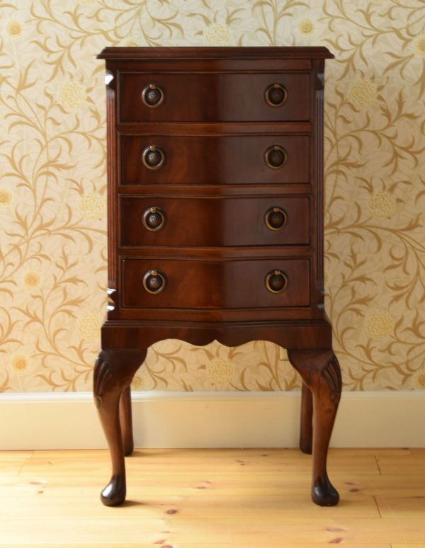 アンティークのチェスト　アンティーク家具　英国の気品が溢れるアンティーク家具、マホガニー材の小さなチェスト。品のある色合いと木目です。(q-507-f)