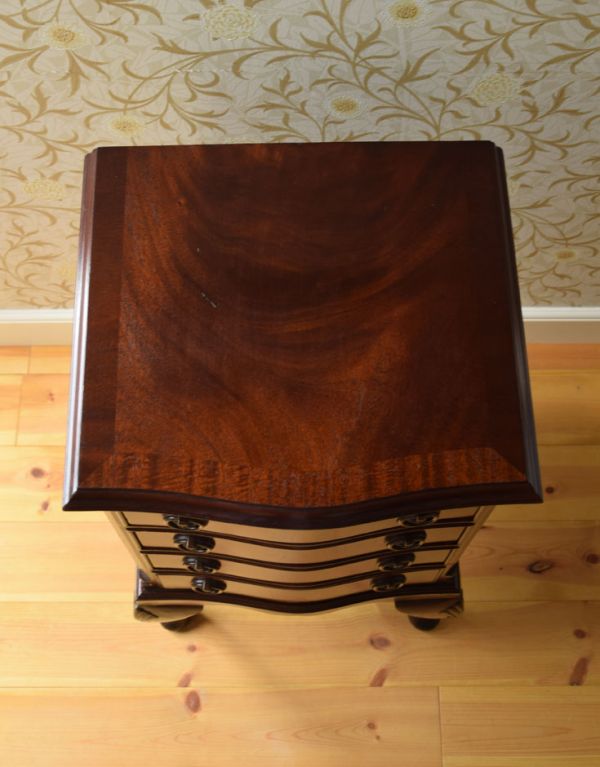 アンティークのチェスト　アンティーク家具　英国の気品が溢れるアンティーク家具、マホガニー材の小さなチェスト。天板も木目がキレイです。(q-507-f)