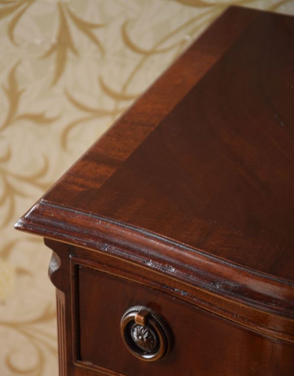 アンティークのチェスト　アンティーク家具　英国の気品が溢れるアンティーク家具、マホガニー材の小さなチェスト。天板は優雅なカッティングです。(q-507-f)