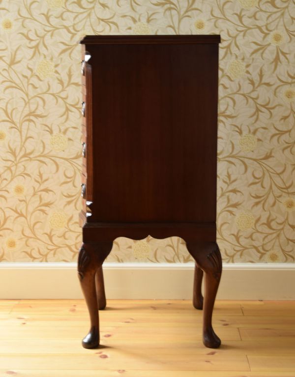 アンティークのチェスト　アンティーク家具　英国の気品が溢れるアンティーク家具、マホガニー材の小さなチェスト。サイドから見ても絵になります。(q-507-f)