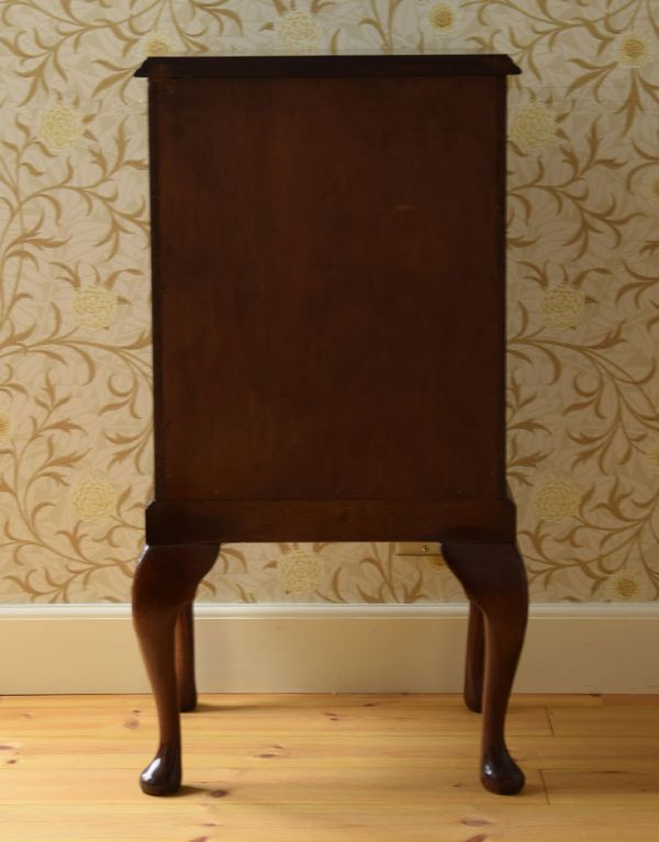 アンティークのチェスト　アンティーク家具　英国の気品が溢れるアンティーク家具、マホガニー材の小さなチェスト。裏側もキチンと仕上げているので、キレイな状態です。(q-507-f)
