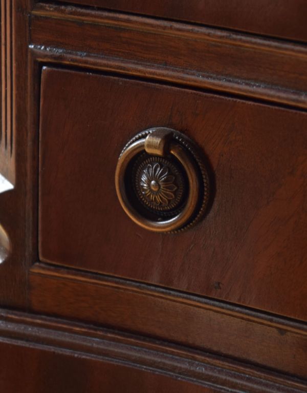 アンティークのチェスト　アンティーク家具　英国の気品が溢れるアンティーク家具、マホガニー材の小さなチェスト。アンティークならではの重厚感のある取っ手です。(q-507-f)