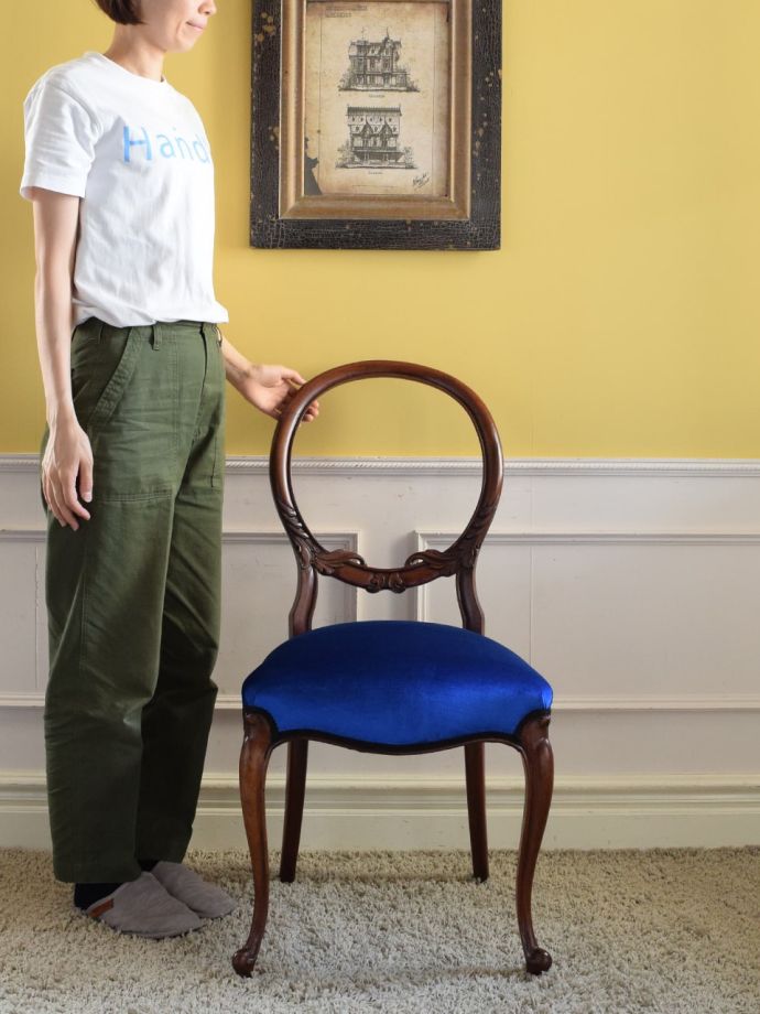 アンティークのバルーンバックチェア