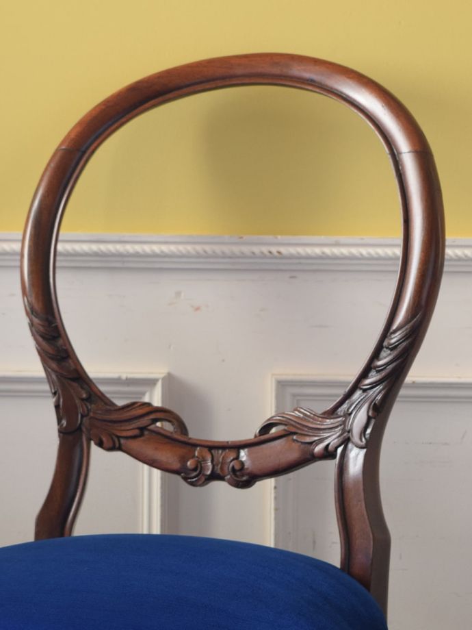 背もたれが美しいアンティークの椅子