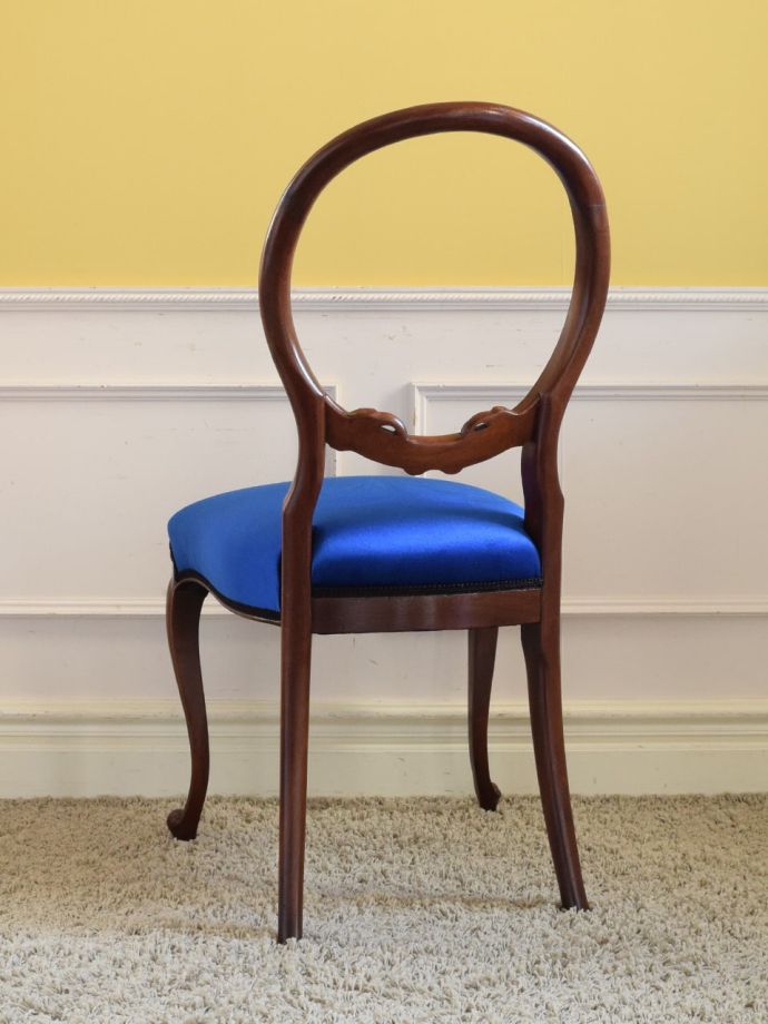 アンティークのサロンチェアの後ろ姿