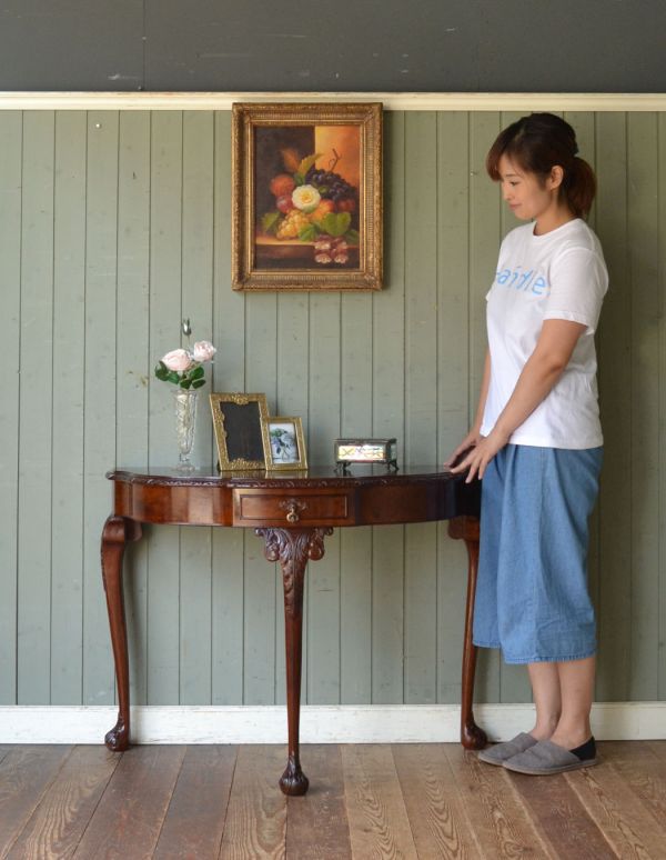 ロイドテーブル アンティーク家具 英国のアンティーク家具、ゴージャスな半月型の引き出し付コンソールテーブル。そっと壁に付けて置くだけで、オシャレな雰囲気に。(q-510-f)