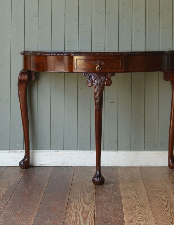 ロイドテーブル アンティーク家具 英国のアンティーク家具、ゴージャスな半月型の引き出し付コンソールテーブル。脚が細いので、シルエットがとても素敵なんです。(q-510-f)