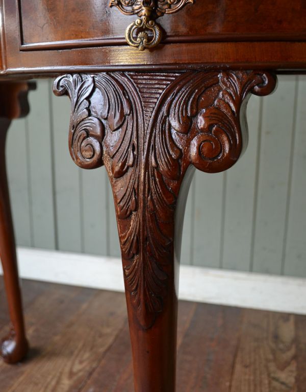 ロイドテーブル アンティーク家具 英国のアンティーク家具、ゴージャスな半月型の引き出し付コンソールテーブル。大人っぽいカラーで落ち着きがあります。(q-510-f)